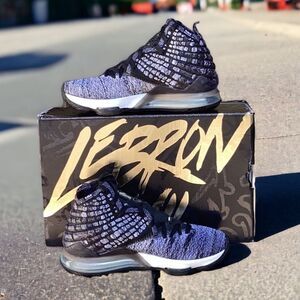 NIKE LEBRON XVII BLACK WHITE MENS BASKETBALL SNEAKER SHOE 8.5 MENS 10 WOMENS